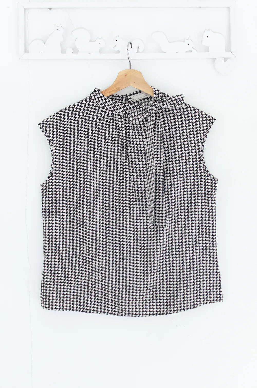 Alternative view of MT8000 Side Bow Sleeveless Shinori Blouse – Black