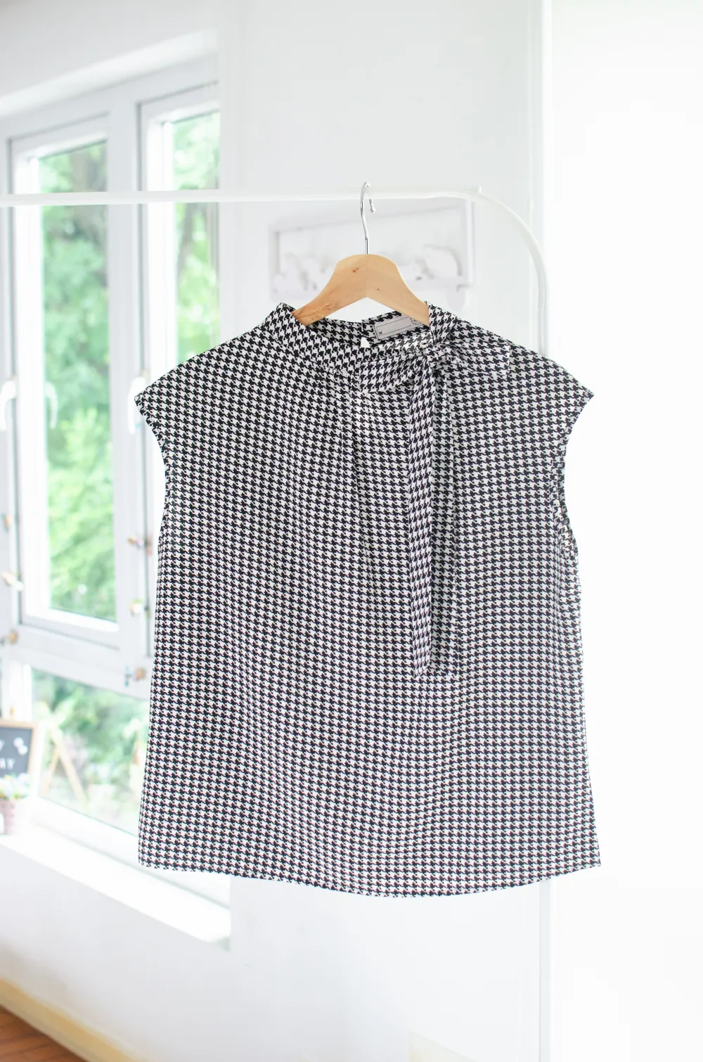 MT8000 Side Bow Sleeveless Shinori Blouse – Black - Image 5