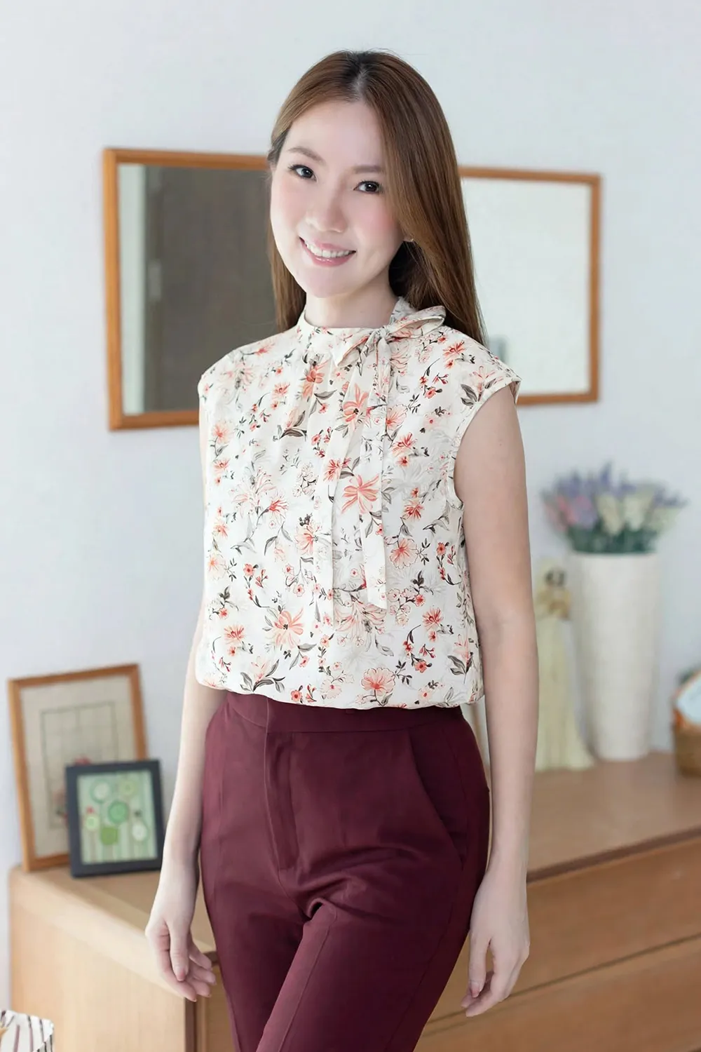 MT8000 Side Bow Sleeveless Floral Blouse – Cream