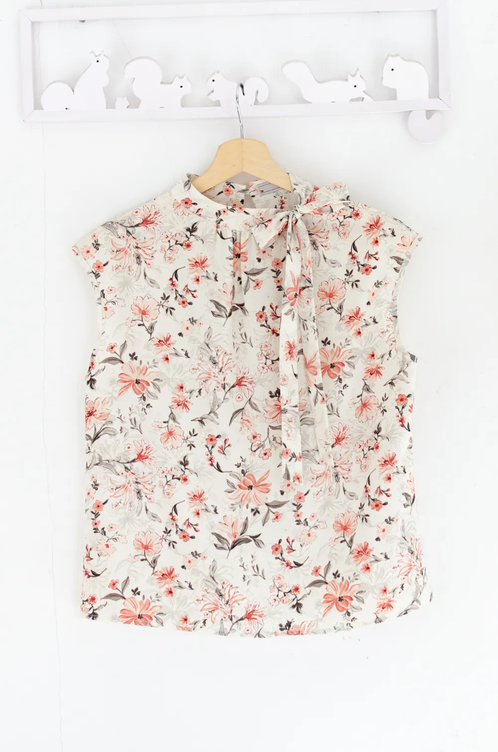 Alternative view of MT8000 Side Bow Sleeveless Floral Blouse – Cream