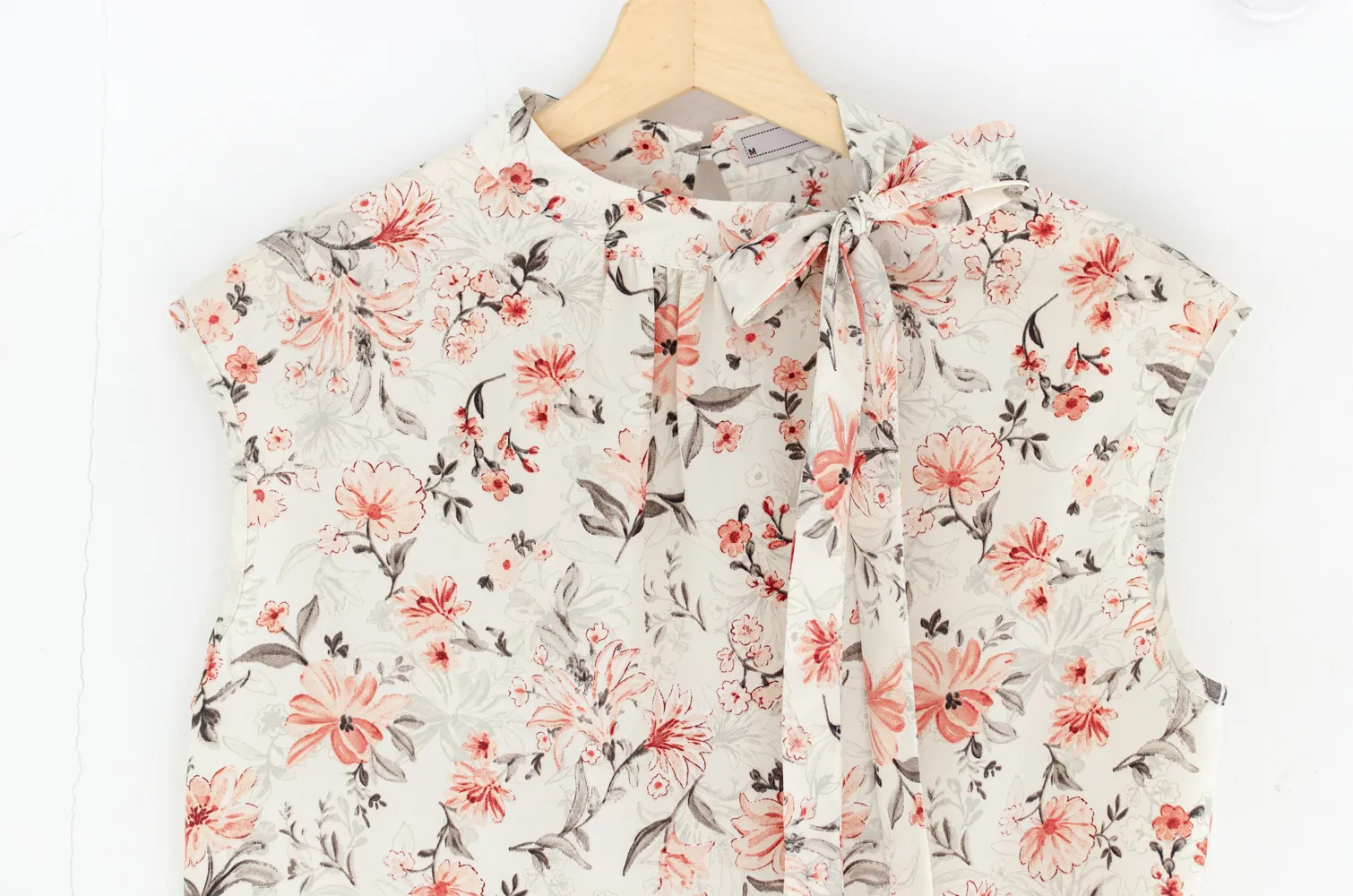 MT8000 Side Bow Sleeveless Floral Blouse – Cream - Image 3