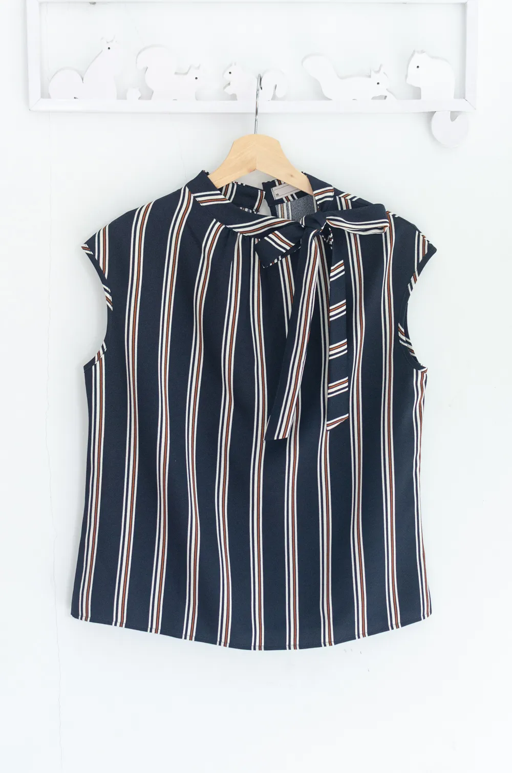 Alternative view of MT8000 Side Bow Sleeveless Stripe Blouse – Dark Navy