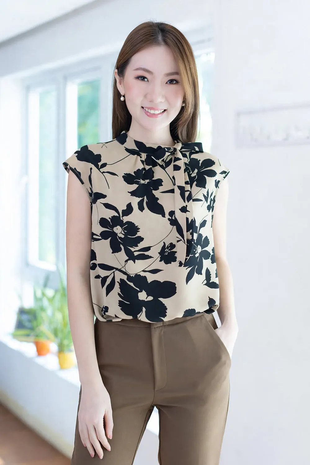 MT8000 Side Bow Sleeveless Flower Blouse – Latte