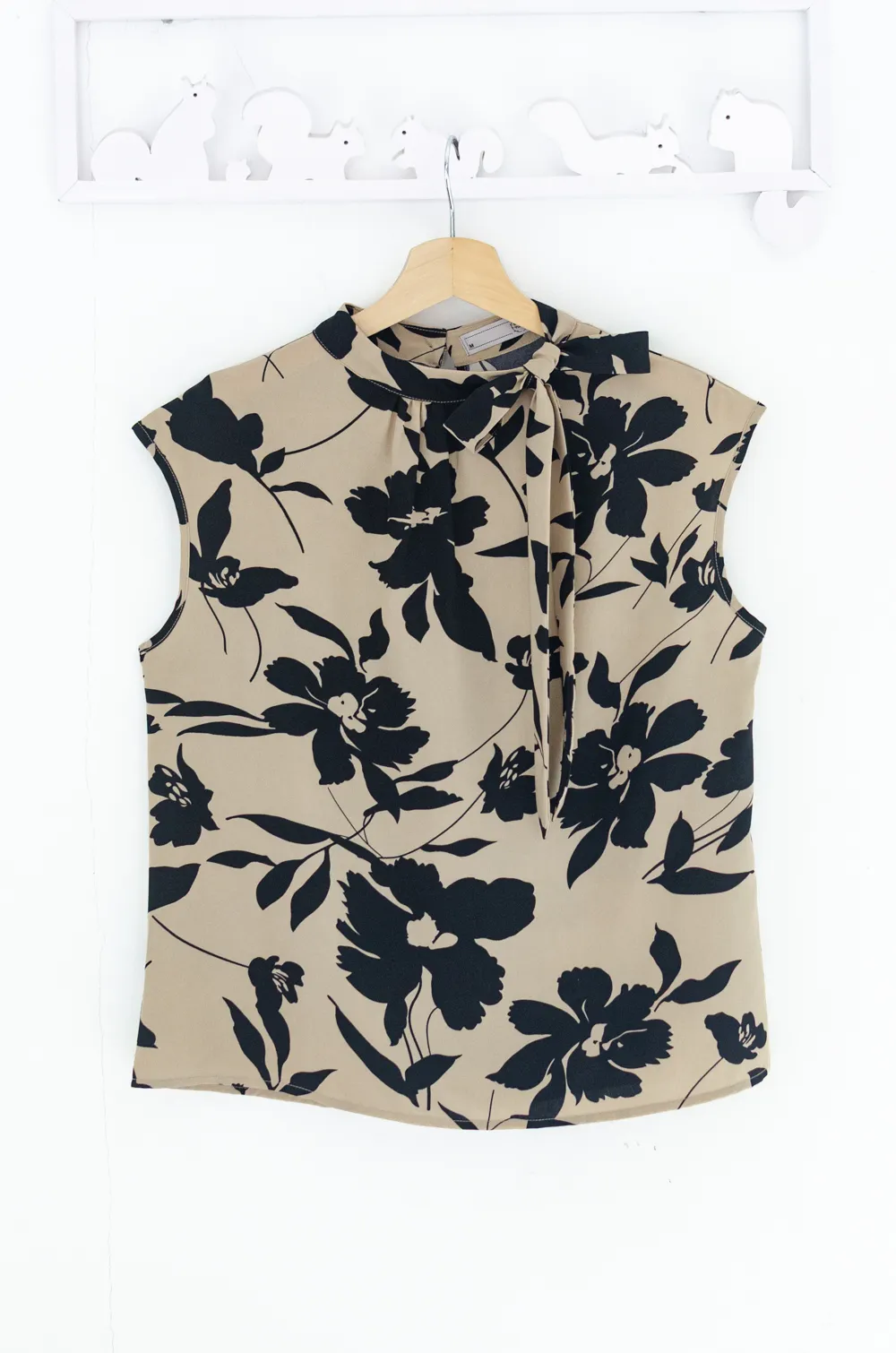 Alternative view of MT8000 Side Bow Sleeveless Flower Blouse – Latte