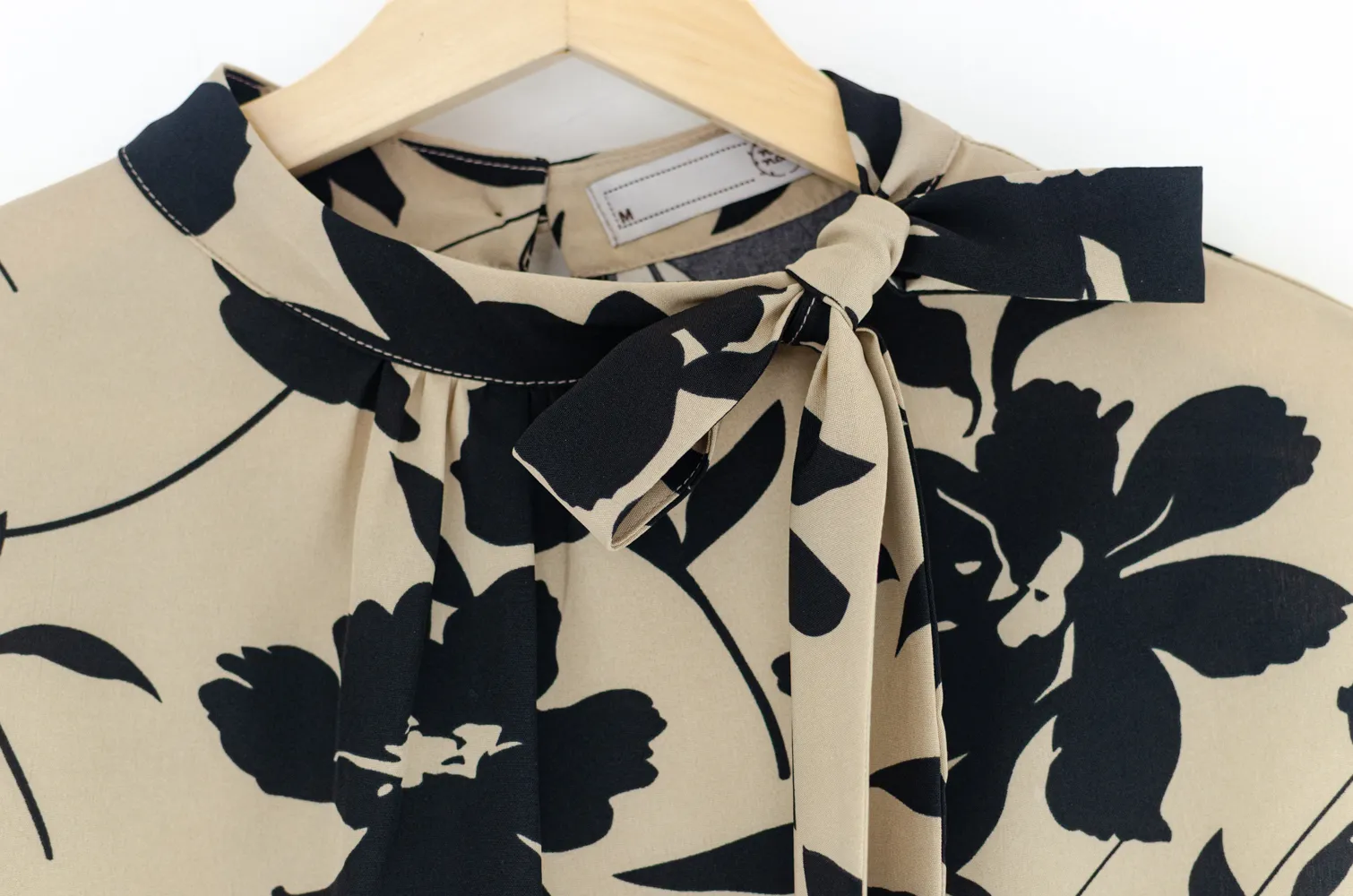MT8000 Side Bow Sleeveless Flower Blouse – Latte - Image 4