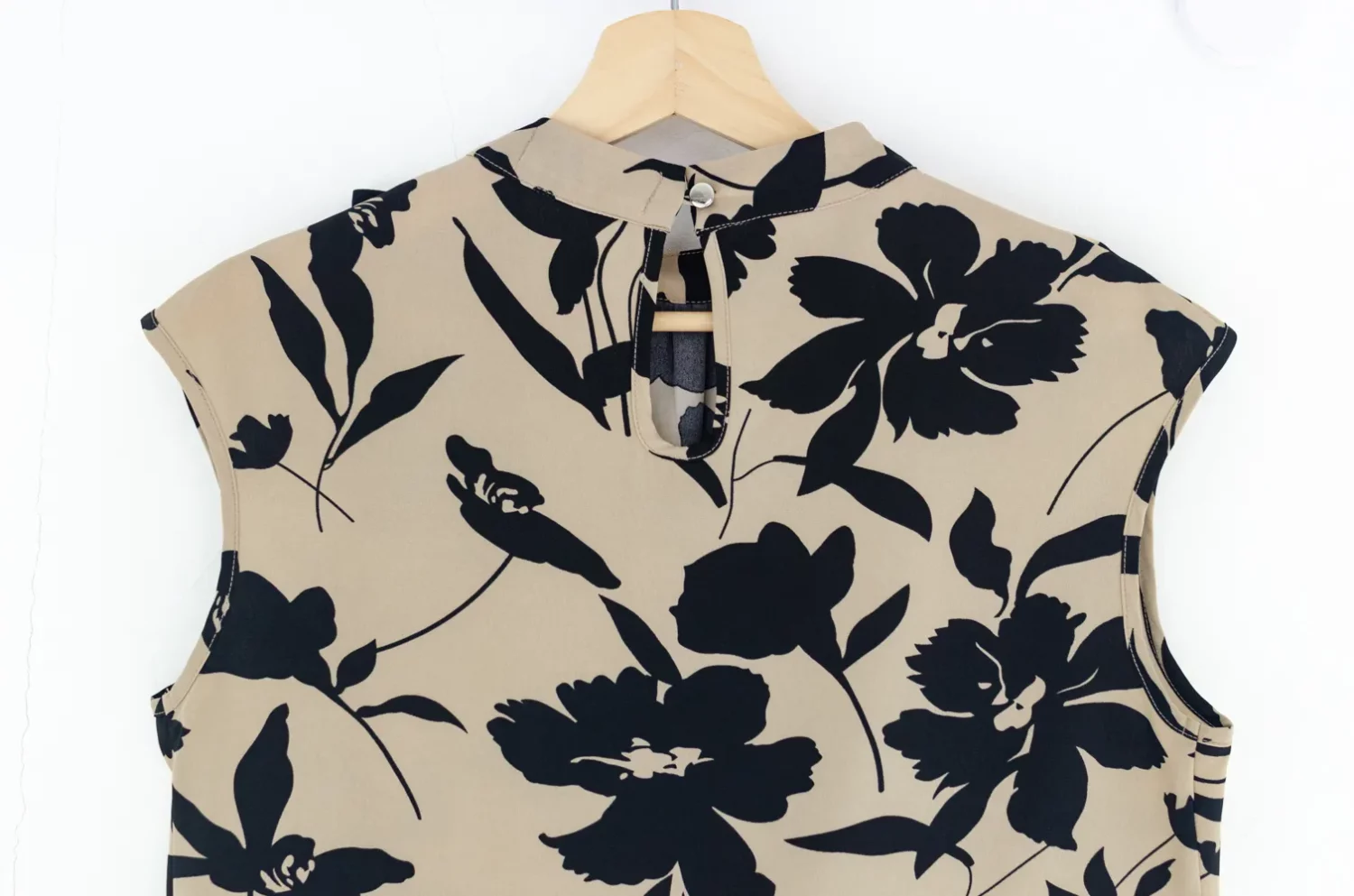 MT8000 Side Bow Sleeveless Flower Blouse – Latte - Image 7