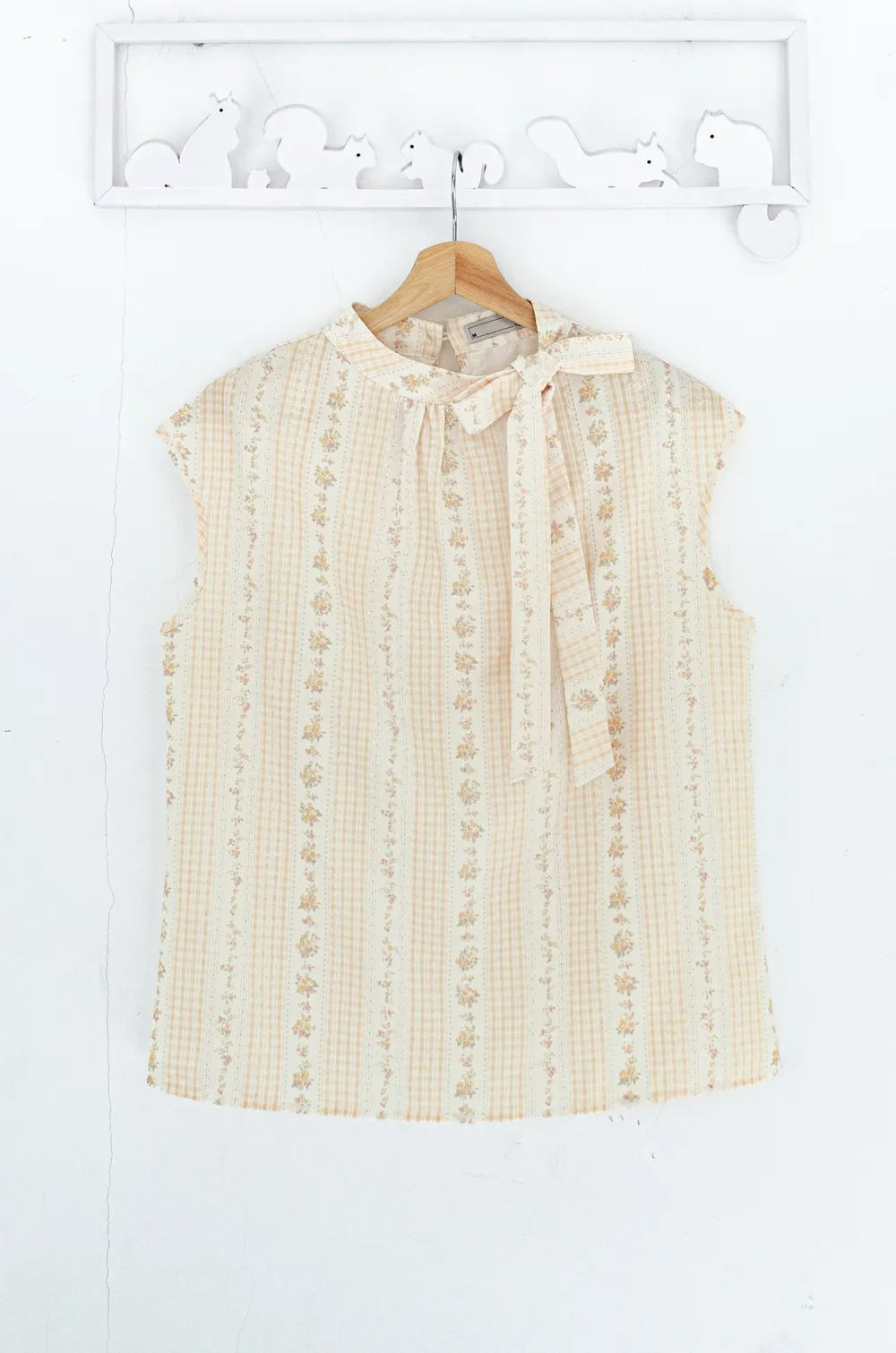 Alternative view of MT8000 Side Bow Sleeveless Floral Stripe Blouse – Yellow