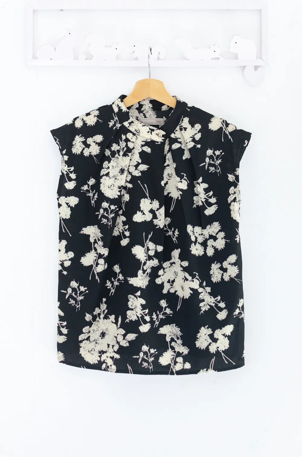 Alternative view of MN0625 Flower Sleeveless Top – Black