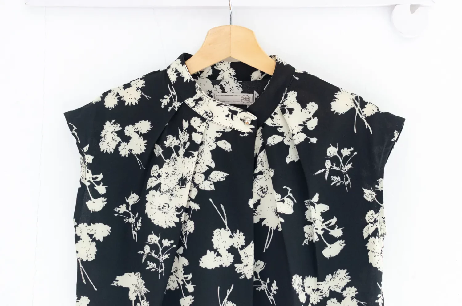 MN0625 Flower Sleeveless Top – Black - Image 3