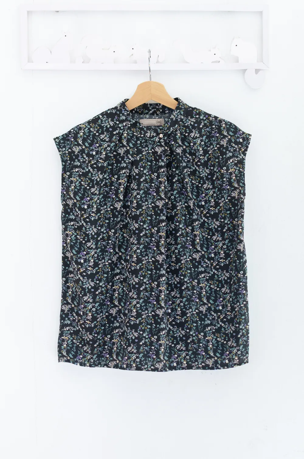 Alternative view of MN0625 Midnight Garden Sleeveless Top – Dark Charcoal