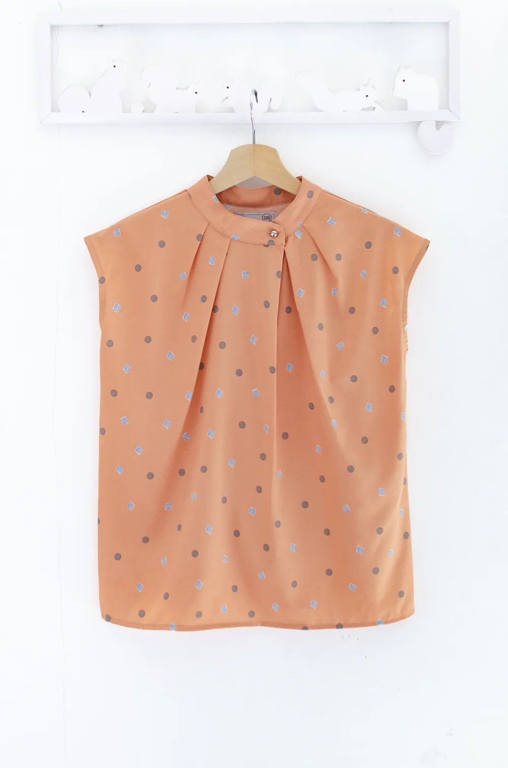 Alternative view of MN0625 Graphic Sleeveless Top – Cantaloupe