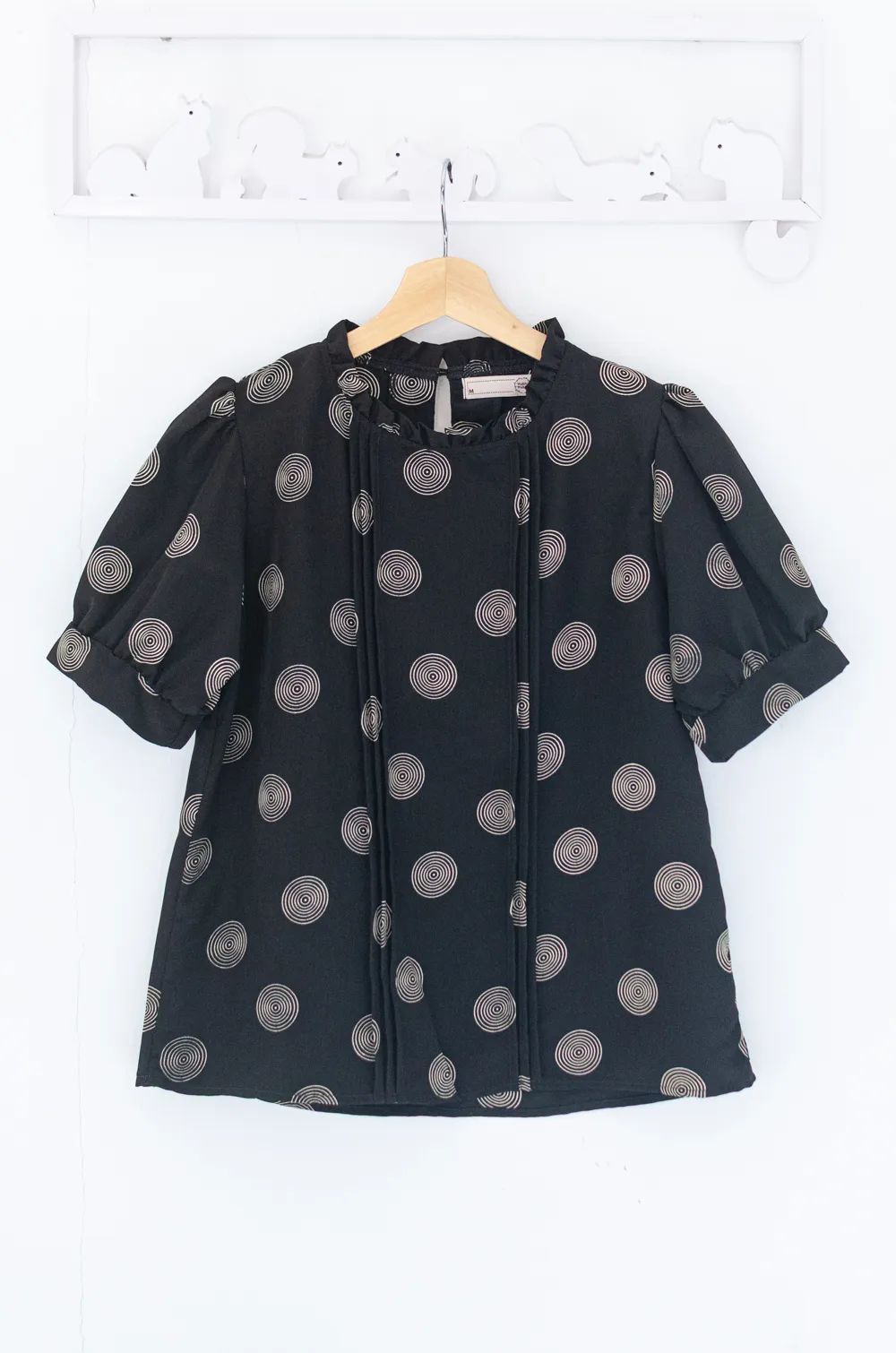 Alternative view of MT0404 Ruff Collar Balloon Sleeve Blouse – Black Swirl