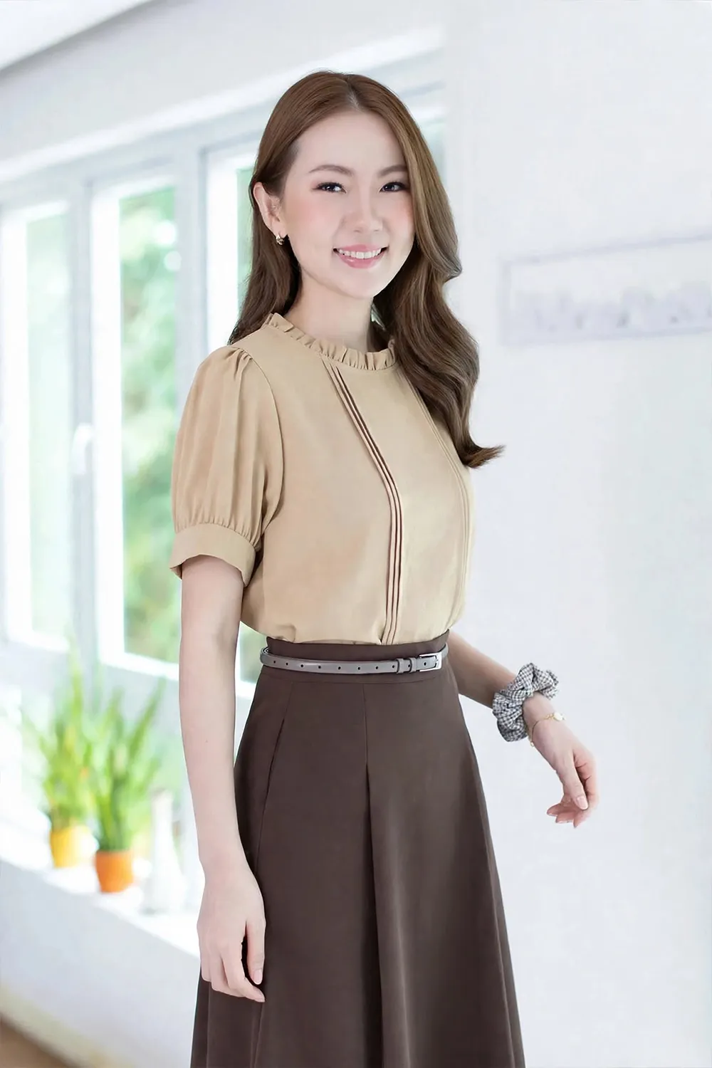 Alternative view of MT0404 Ruff Collar Balloon Sleeve Blouse – Latte Brown