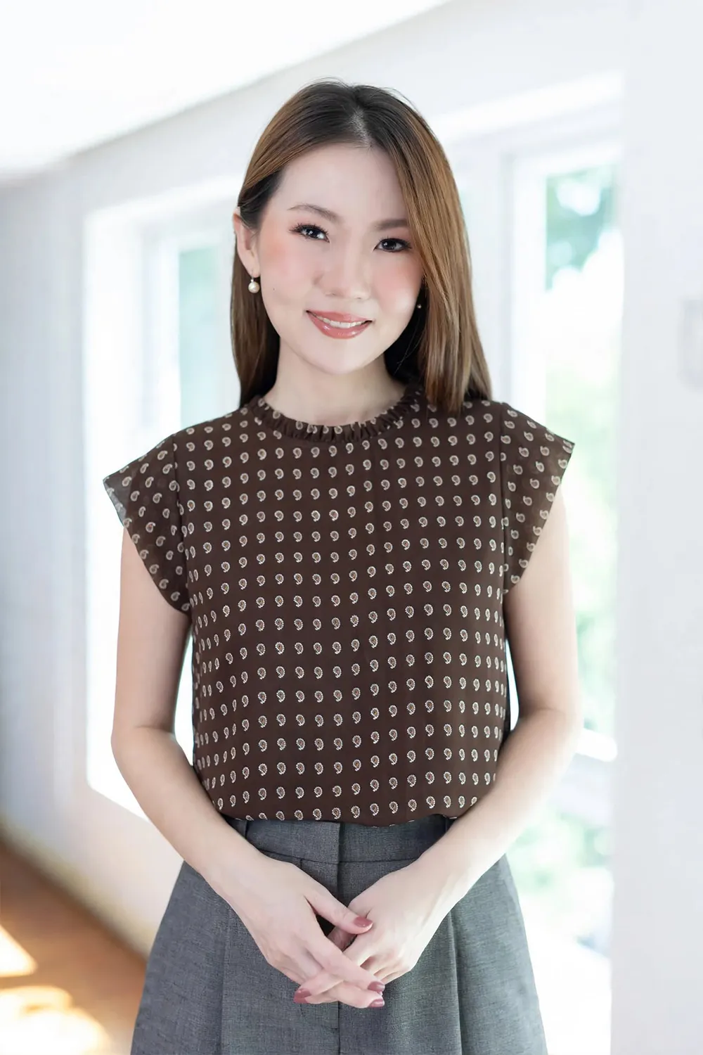 MT2758 Ruff Collar Cap Sleeve Paisley Blouse – Brown