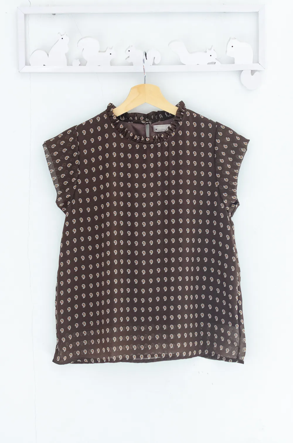 Alternative view of MT2758 Ruff Collar Cap Sleeve Paisley Blouse – Brown