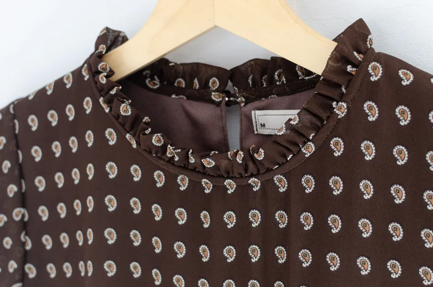 MT2758 Ruff Collar Cap Sleeve Paisley Blouse – Brown - Image 4