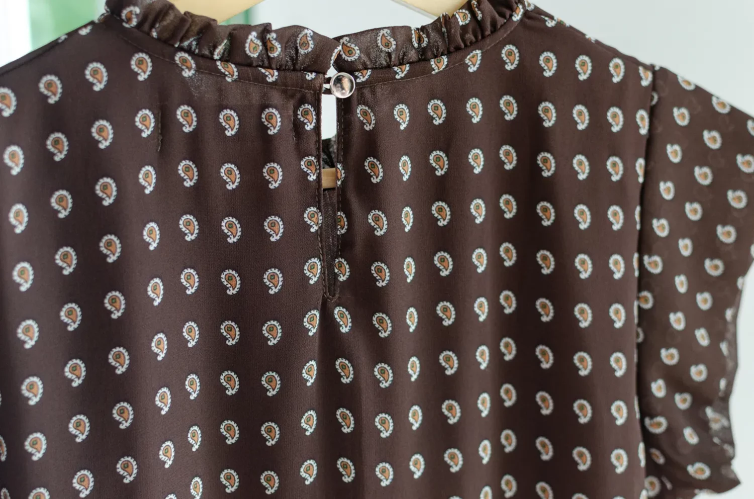 MT2758 Ruff Collar Cap Sleeve Paisley Blouse – Brown - Image 8