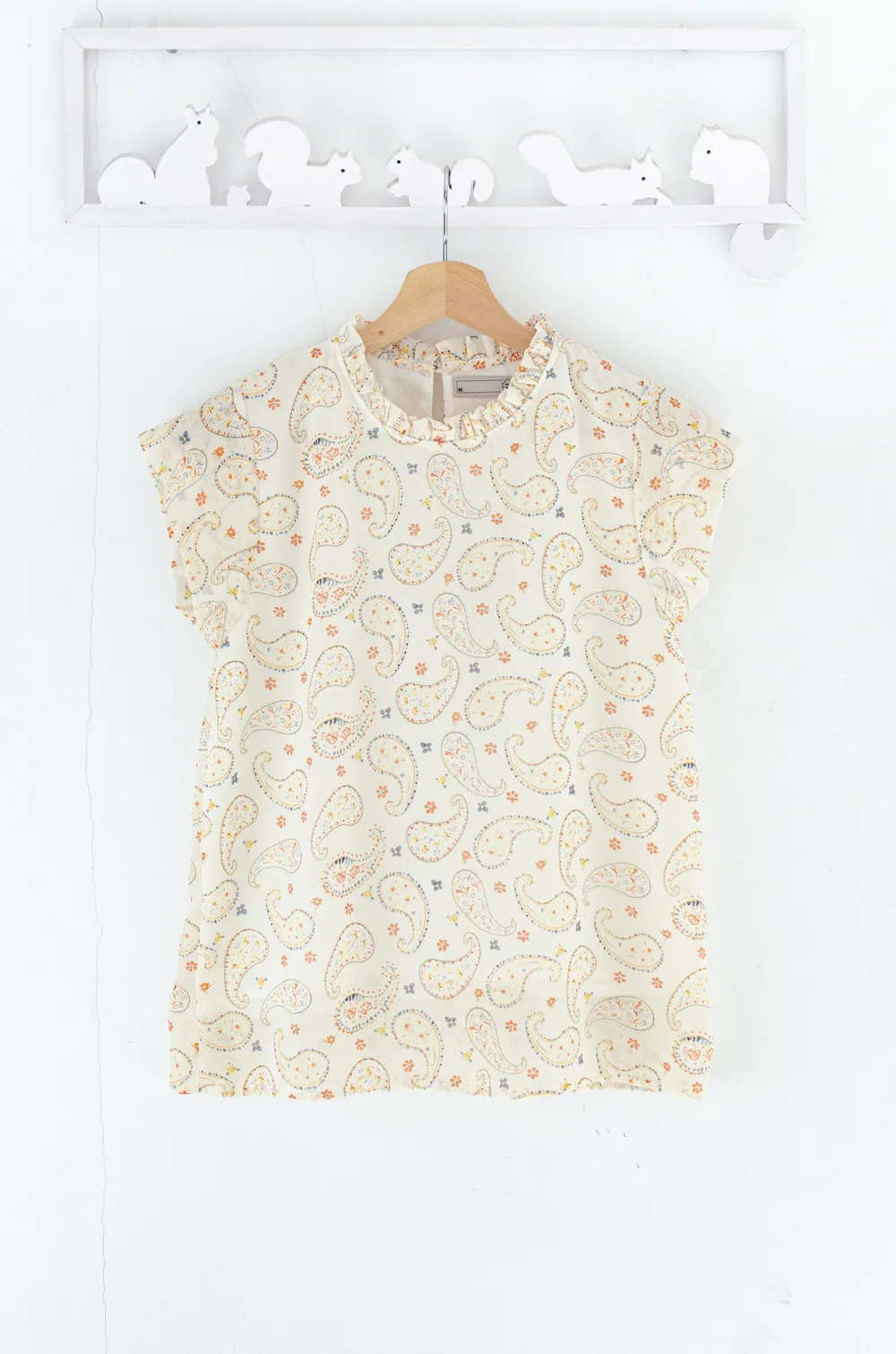 Alternative view of MT2758 Ruff Collar Cap Sleeve Paisley Blouse – Vanilla