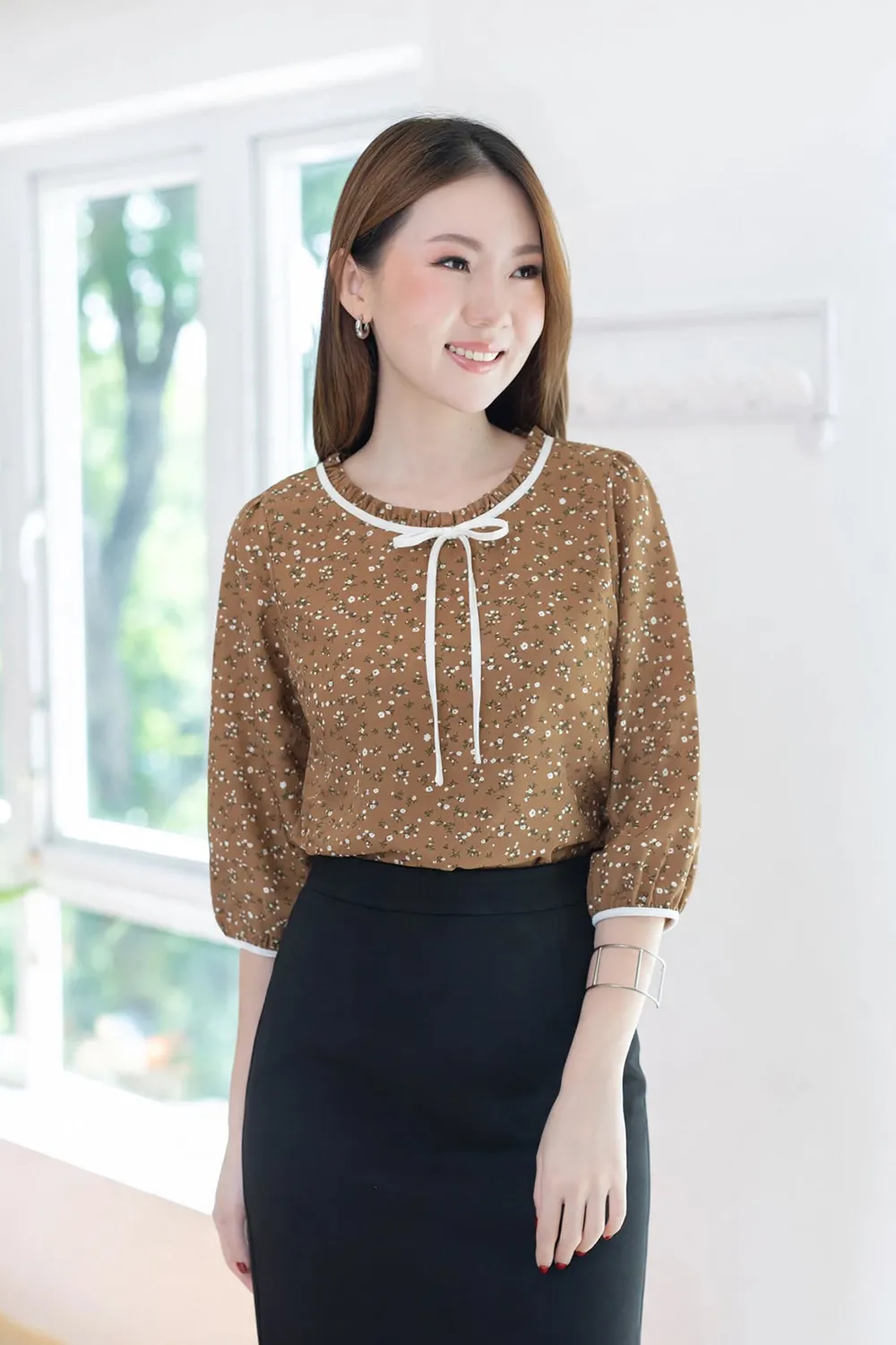 Alternative view of MT4834 Ruff Collar Ditsy Gypso Blouse – Brown