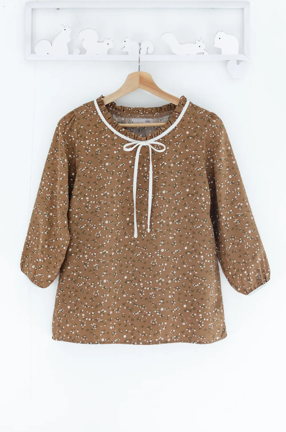 MT4834 Ruff Collar Ditsy Gypso Blouse – Brown - Image 3