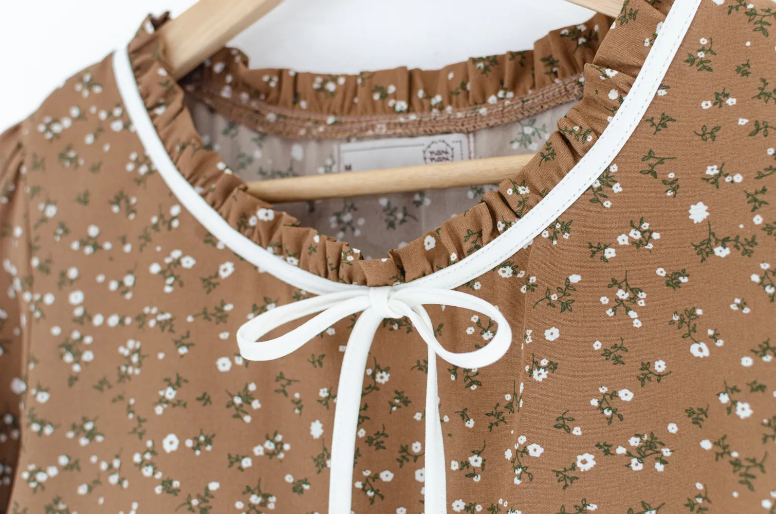 MT4834 Ruff Collar Ditsy Gypso Blouse – Brown - Image 4