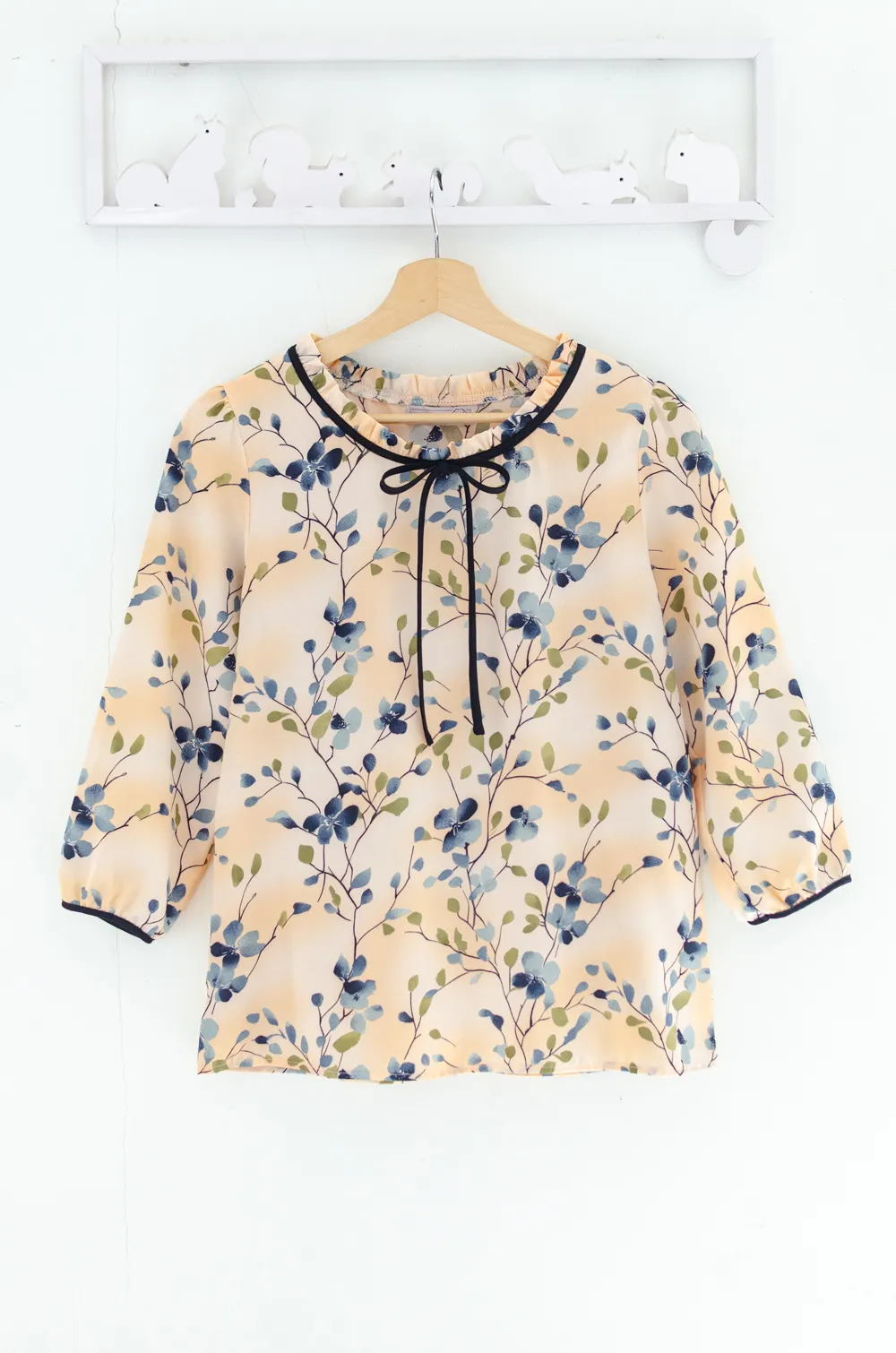 Alternative view of MT4834 Ruff Collar Ivy Blouse – Cream-Peach