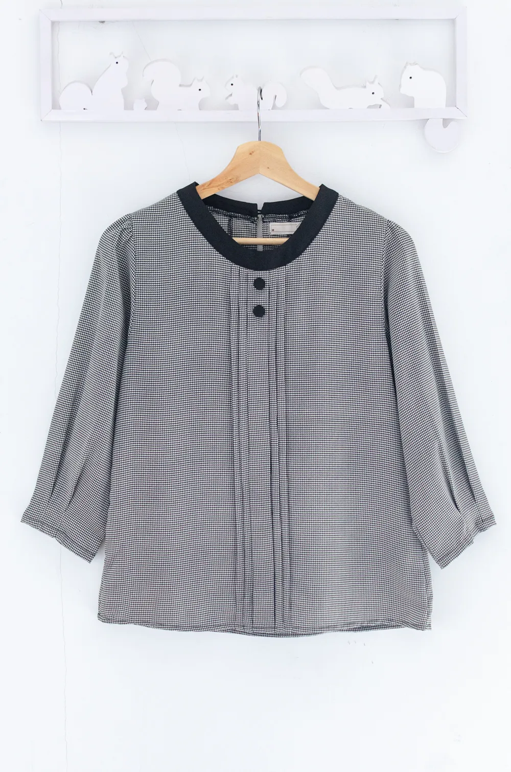 Alternative view of MT5842 Shinori Front Tuck Blouse – Black