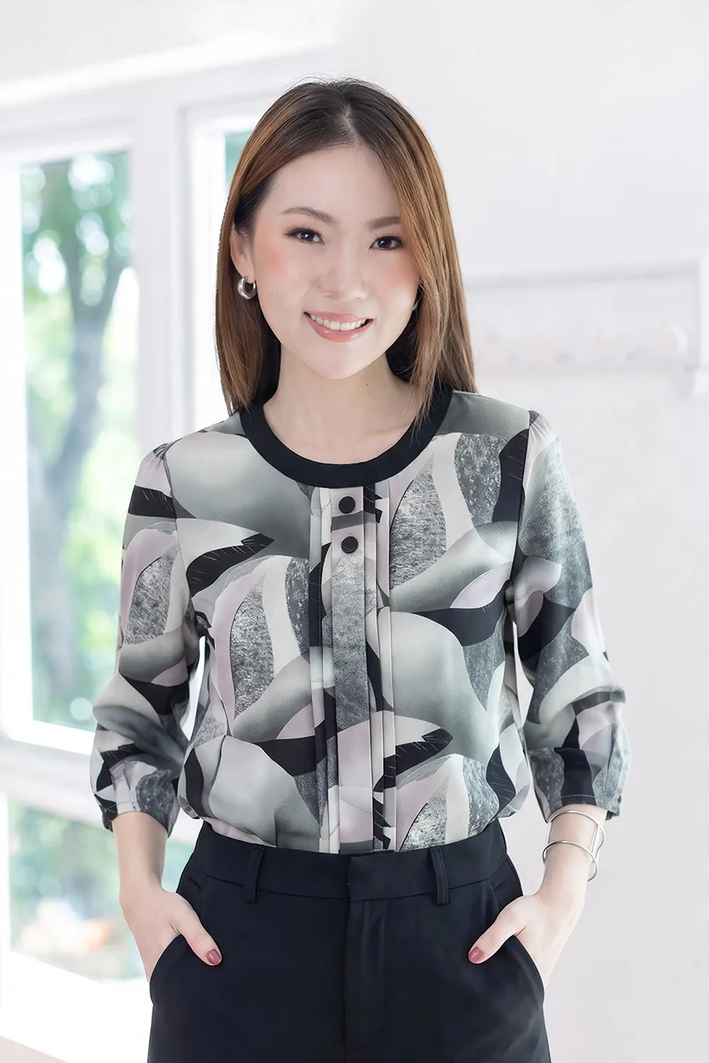 MT5842 Abstract Print Front Tuck Blouse – Dark Grey