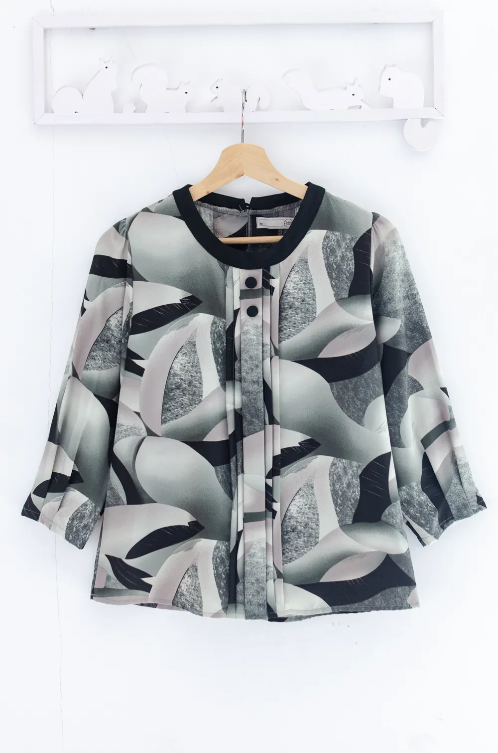 MT5842 Abstract Print Front Tuck Blouse – Dark Grey - Image 2