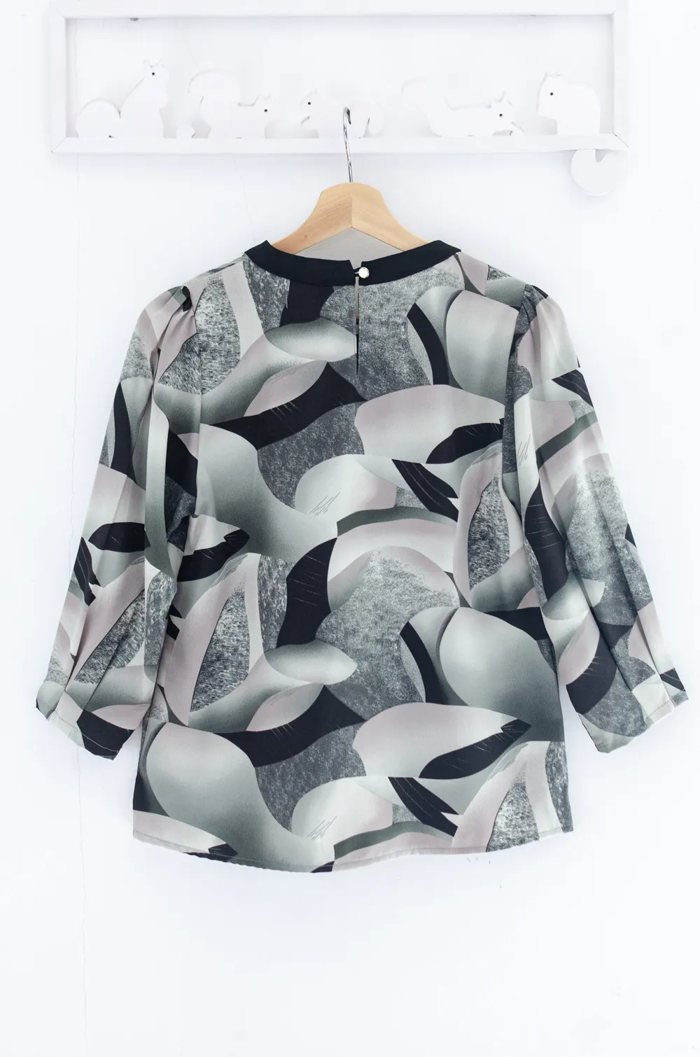 MT5842 Abstract Print Front Tuck Blouse – Dark Grey - Image 7
