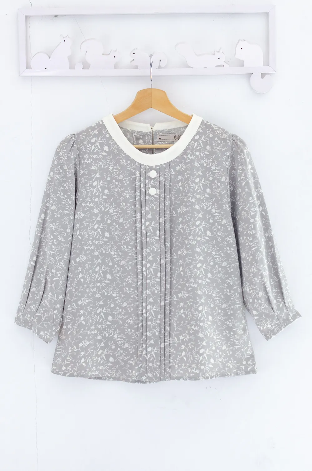 Alternative view of MT5842 Twig Front Tuck Blouse – Light Grey