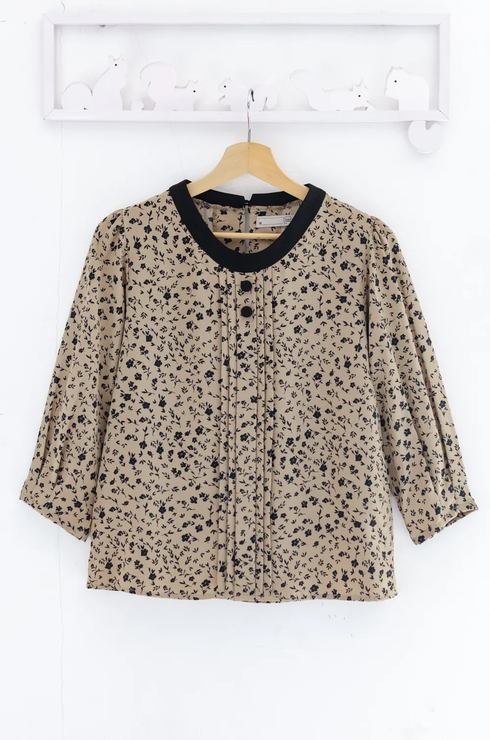 Alternative view of MT5842 Flower Front Tuck Blouse – Latte