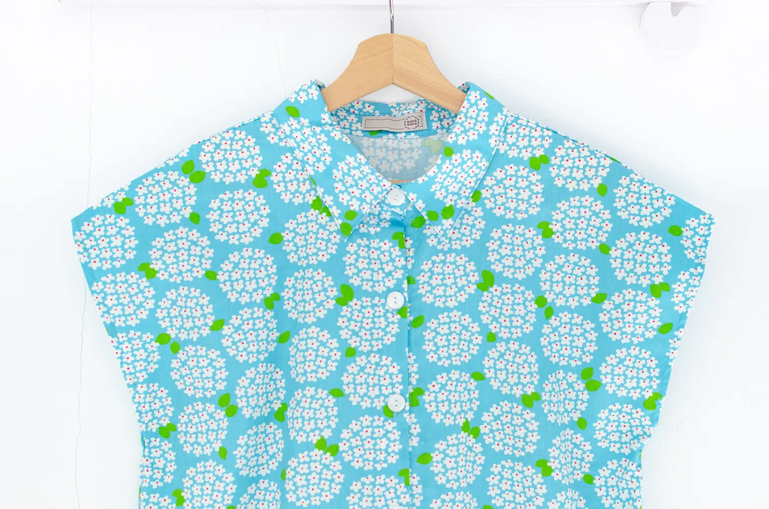 NT2232 Daisy Bouquet Easy Shirt – Turquoise Blue - Image 3